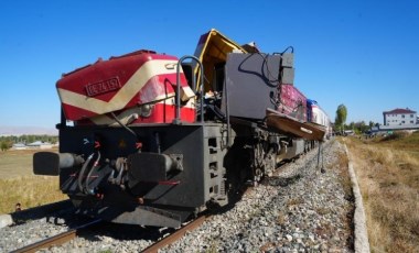 Muş’ta yolcu treni beton pompasına çarptı: Ölü ve yaralılar var!