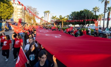 Mersin'de 101 metre uzunluğunda Türk bayrağıyla yürüyüş yapıldı