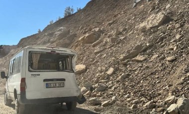 5 kişi içindeydi... Hakkari'de minibüsün üzerine kaya parçaları düştü!