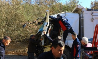 Tokat'ta hafriyat kamyonları çarpıştı: Sürücüler sıkıştı!