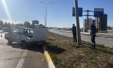 Sivas'ta otomobil aydınlatma direğine çarptı: Yaralılar var!