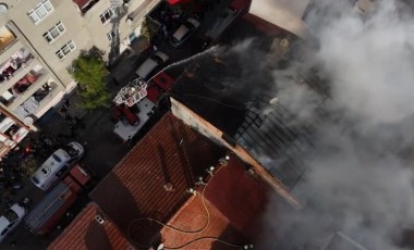 O anlar kamerada... Küçükçekmece’de korkutan çatı yangını