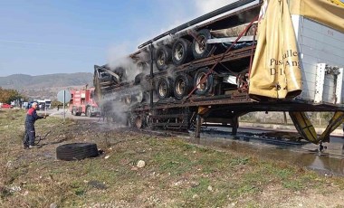 Amasya'da yangın paniği! Hurda yüklü TIR'ın dorsesi alevlere teslim oldu