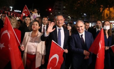 Özgür Özel, Manisa'da fener alayında yürüdü, konser dinledi