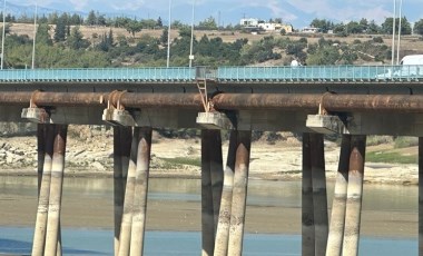 Adana'da suyun çekildiği baraj gölünde el bombası bulundu