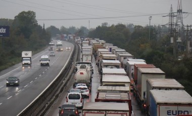 Yolcu otobüsü TIR'a çarptı... Kilometrelerce araç kuyruğu oluştu!