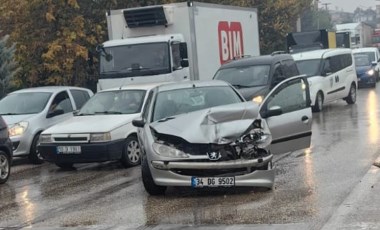 Bursa'da yağışlı hava kaza getirdi! Otomobil, cipe çarptı: 2 yaralı