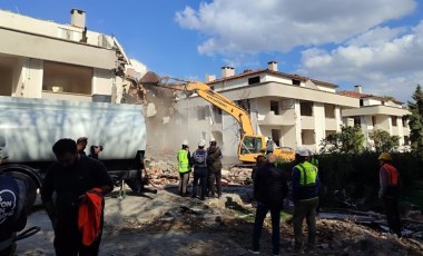 Karot örneğinde 'çürük' çıkmıştı: Bakırköy'de 5 bloklu bir sitenin yıkımına başlandı