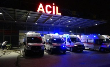 Amasya’da otomobil TIR dorsesine çarptı: 1’i ağır 2 yaralı