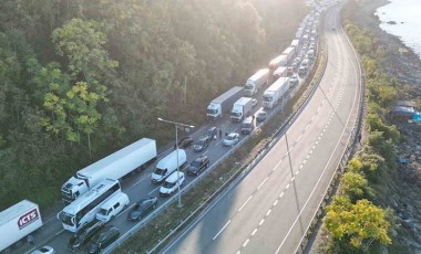 Artvin-Rize karayolu 'heyelan' yüzünden kapandı: Uzun araç kuyrukları oluştu