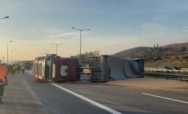 TEM’de TIR devrildi, yol ulaşıma kapandı