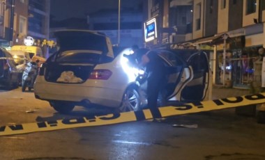 Sancaktepe'de işyerini kurşunladılar, otomobille 2 araca çarptılar