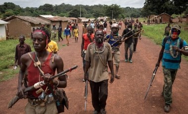 Afrika ülkesinde yüzlerce isyancı silah bıraktı