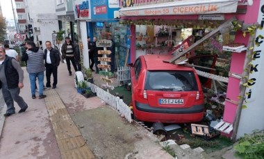 Yoldan çıkan otomobil çiçekçi dükkanına girdi!