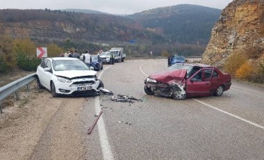 Karabük'te feci kaza... İki araç çarpıştı: Yaralılar var!