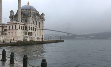 İstanbul Boğazı'nda sis: Köprüler görünmüyor!