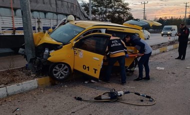 Konya'da ticari taksi direğe çarptı: 3 yaralı