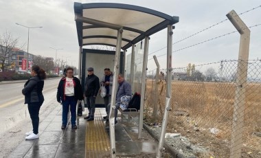 Ankara'da otomobil otobüs durağına çarptı: 3 yaralı