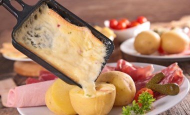 Peynirli sıcacık bir lezzet şöleni: Fransız usulü raclette tarifi