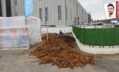 İşveren, haklarını talep eden işçilerin çadırının bulunduğu alana gübre döktü