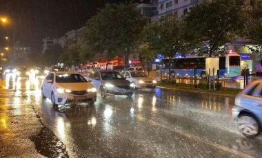 Antalya'da yağmur hayatı olumsuz etkiledi