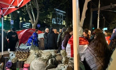 Gürcistan'da muhalifler, Tiflis'te bir caddeyi trafiğe kapattı