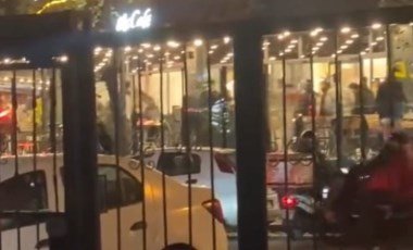 İstanbul'da fast-food zinciri şubesinde müşteriler arasında kavga çıktı: Sandalyeler havada uçuştu