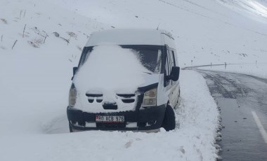 Yoğun kar ve sis nedeniyle kapatılan Van-Bahçesaray kara yolu ulaşıma açıldı