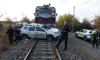 Malatya’da hafif ticari araca yük treni çarptı: 2 yaralı