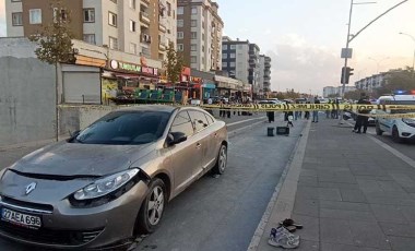 Otomobil kaldırımdaki yayaların arasında daldı: 1 ölü