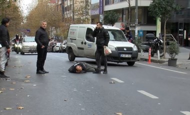 Kağıthane'de motosiklet yayaya çarptı: O anlar kamerada