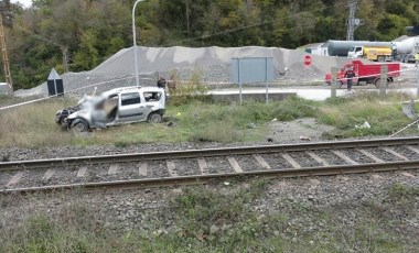 Otomobile tren çarptı: 14 yaşındaki çocuk ağır yaralandı