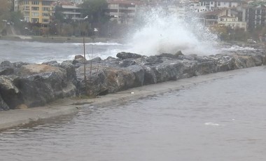 Şiddetli lodos Kalamış Sahili’nde dev dalgalar oluşturdu