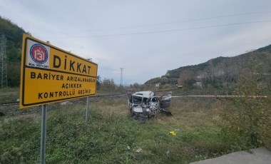 Zonguldak’ta otomobile lokomotif çarptı: 1'i çocuk 2 yaralı