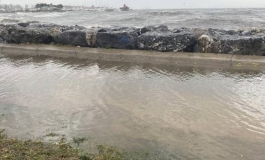 Kadıköy'de dev dalgalar sahile taştı