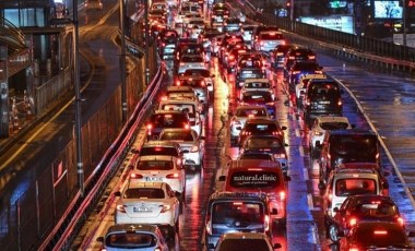 İstanbul'da yağış trafiği felç etti