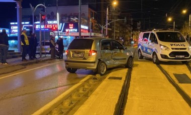 Kocaeli'de faciadan dönüldü... 2 araç kazaya karıştı!