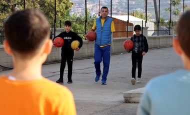 Depremde kolunu kaybetti, hayata öğrencileriyle sarıldı