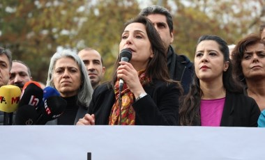 DEM Parti Tunceli Belediyesi önünde... Hatimoğulları'ndan çağrı: 'Buradan Ankara’ya, Saray'a sesleniyorum...'