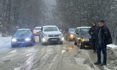 Kış lastiği takmayan sürücüler yolda kaldı