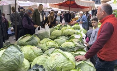 Pazarda alışveriş yapan yurttaş: Akşama kadar bekliyoruz, ikindiden sonra biraz aşağıya çekiyorlar