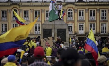 Kolombiya'da yüzlerce kişi hükümeti protesto etti