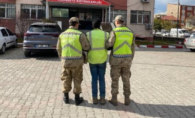 Ülkeye yasadışı yollarla girmişler: Bir otomobilde yakalandılar!