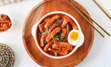 Kore mutfağının sevilen lezzeti: Tteokbokki tarifi...