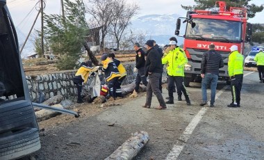 Tomruk yüklü kamyon devrildi: 2 kişi ölü