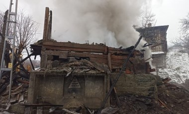 Kastamonu'da 2 katlı evde korkutan yangın... Baba ve engelli oğlu aranıyor