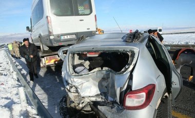 Kars'ta feci kaza... Öğretmenleri taşıyan minibüs otomobile çarptı: 13'ü öğretmen 14 kişi yaralandı!