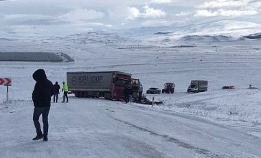 Ardahan’da buzlanan yolda TIR kaza yaptı, yol trafiğe kapandı