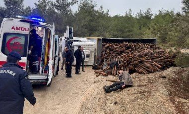 Bilecik'te odun yüklü kamyon devrildi: Yaralılar var!