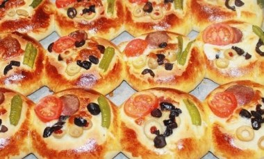 Akşam beş çayı için pratik lezzet! Mayasız pizza poğaça tarifi